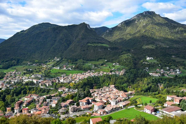 ソヴェレ イタリアの小さな町 聖域マドンナ デッラ トーレと背景の山々 ベルガモ ロンバルディア イタリア — ストック写真