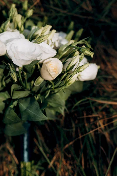 Krásná Svatební Kytice Bílých Růží — Stock fotografie