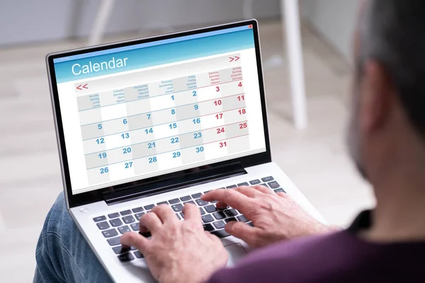 Mirando Calendario Fecha Agenda Ordenador Portátil —  Fotos de Stock