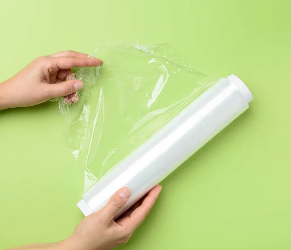 Dos Manos Femeninas Sostienen Rollo Película Adhesiva Transparente Para Productos — Foto de Stock