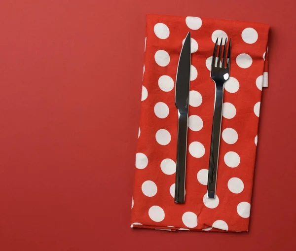 Plato Rojo Con Tenedor Cuchillo Sobre Fondo Rosa —  Fotos de Stock