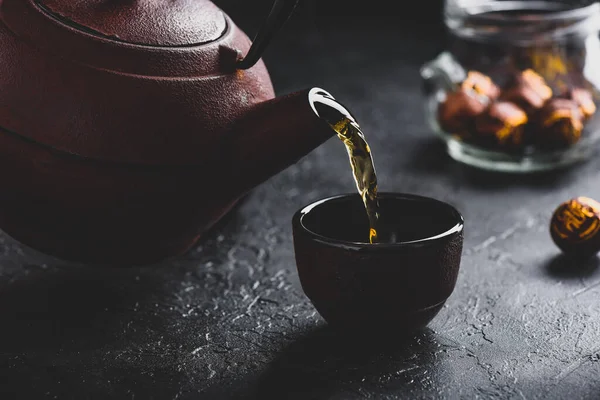 Наливание Готового Красного Чая Утюга Чайную Чашку — стоковое фото