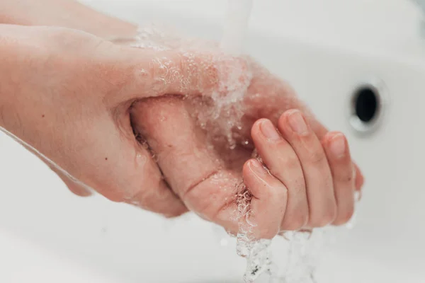 Gadis Itu Mencuci Tangannya Untuk Menghindari Infeksi Dengan Virus Covid — Stok Foto