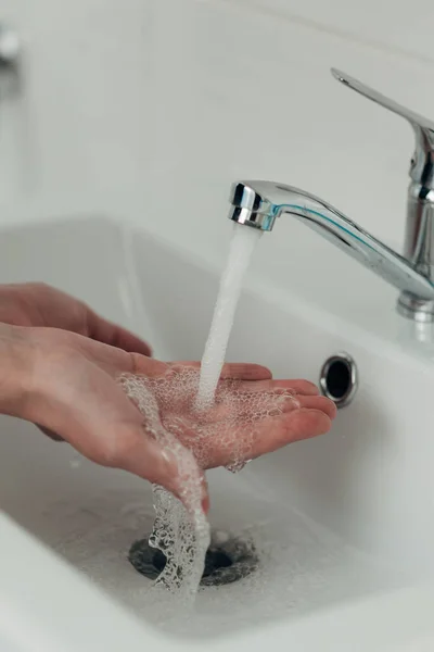 Flickan Tvättar Händerna För Att Undvika Infektion Med Viruset Covid — Stockfoto