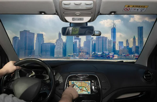 Gpsナビゲーションシステムのタッチスクリーンを使用している間に車を運転する米国ニューヨーク市マンハッタンの金融街 — ストック写真