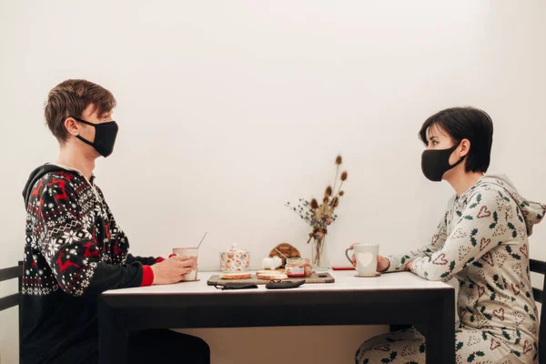 女孩和男孩在面具下喝茶 — 图库照片
