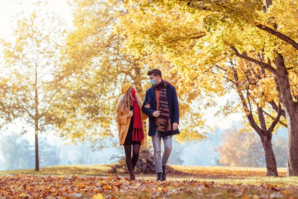 Paar Mit Maske Spaziert Herbst Park — Stockfoto