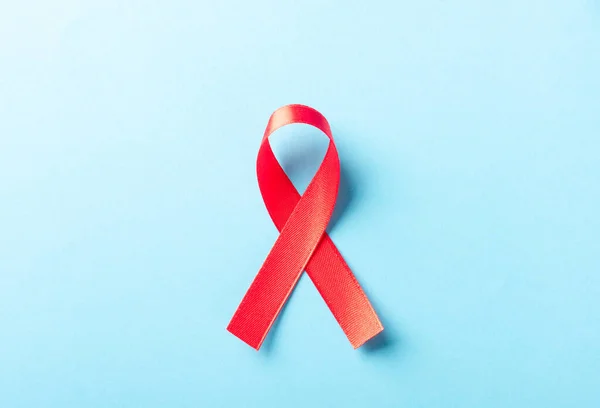 Červená Mašle Symbol Hiv Aids Povědomí Rakovině Stíny Studio Záběr — Stock fotografie