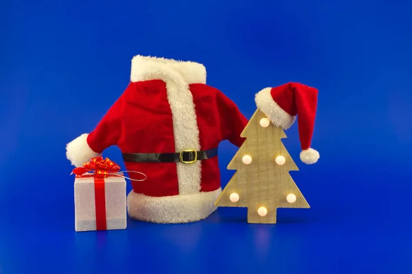 Κόκκινο Κοστούμι Άγιος Βασίλης Κοντά Στυλιζαρισμένο Ξύλινο Χριστουγεννιάτικο Δέντρο Καπέλο — Φωτογραφία Αρχείου