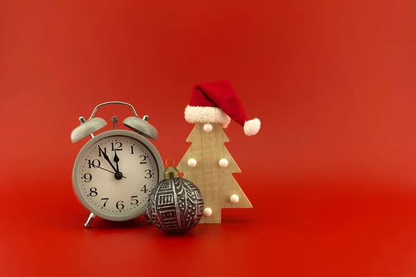 Árbol Navidad Con Sombrero Papá Noel Rojo Reloj Despertador Vintage — Foto de Stock