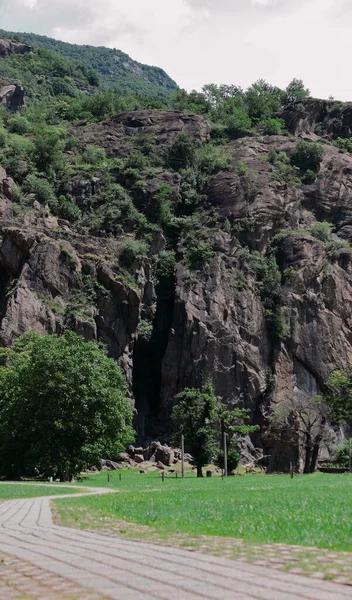 Una Montaña Roca Granito Capas Con Estratificaciones Flujo Lava Evidencia — Foto de Stock