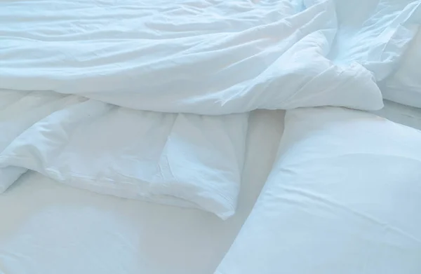 침실의 침대와 부드러운 침실에 아마포 아침에 일어나면 지저분 담요를 클로즈업하 — 스톡 사진