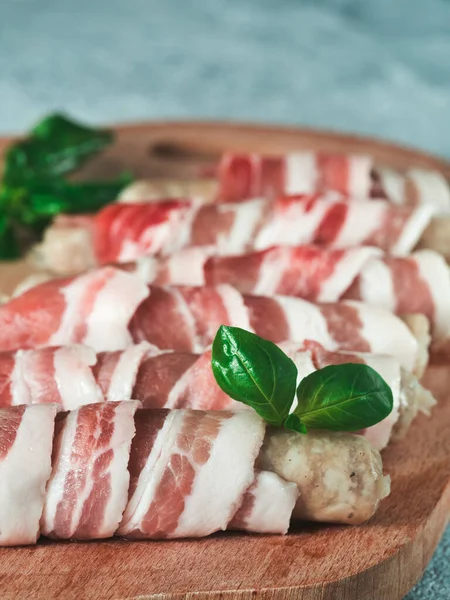 Preparado Frío Para Asar Salchichas Cerdo Envueltas Tocino Plato Embutidos — Foto de Stock