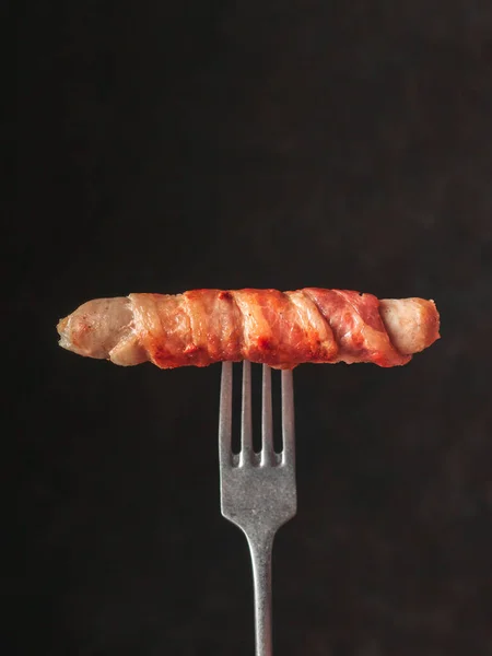 Embutidos Cerdo Listos Para Comer Envueltos Tocino Sobre Tenedor Rústico —  Fotos de Stock