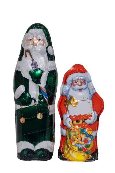 巧克力圣诞老人被隔离了两个快乐包装的巧克力圣诞老人或被白色背景隔离的圣尼古拉雕像的特写镜头 宏观照片 — 图库照片