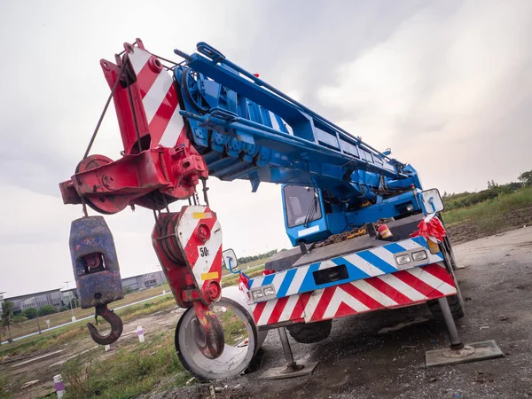 Staveniště Jeřáb Zvedá Led Cedule Prázdný Billboard Modrém Nebi Pozadí — Stock fotografie