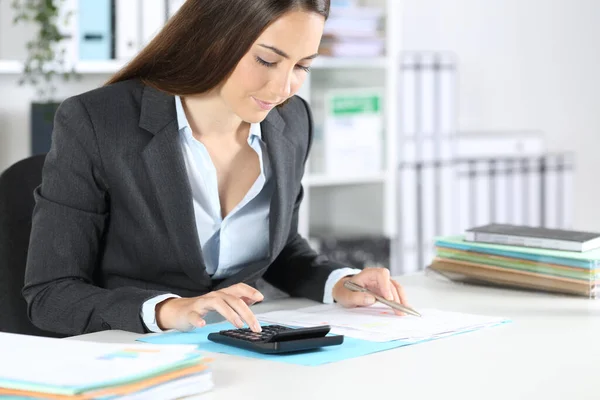 Bookkeeper Mulher Calcula Calculadora Sentado Uma Mesa Escritório — Fotografia de Stock