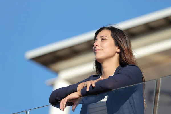 Mujer Satisfecha Contemplando Vistas Desde Balcón Apartamento Día Soleado — Foto de Stock