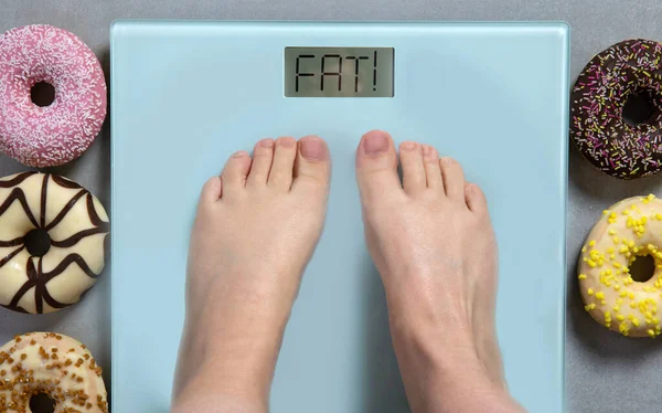 Person Står Digital Vikt Skala Som Visar Orden Fat Och — Stockfoto