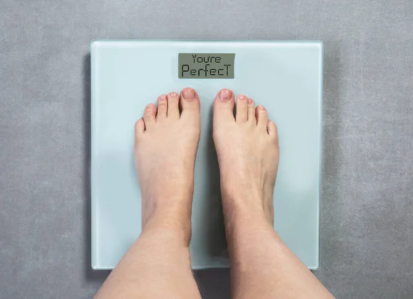 言葉でデジタル体重計に人間の足あなたは完璧です 自信と食事のコンセプトトップビューPnグレーの床の背景 — ストック写真