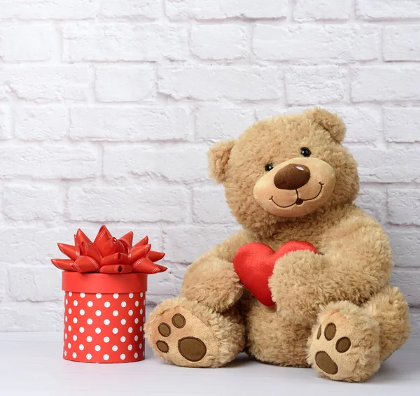 Big Teddy Bear Cardboard Box Red Bow White Brick Wall — Stock Photo, Image