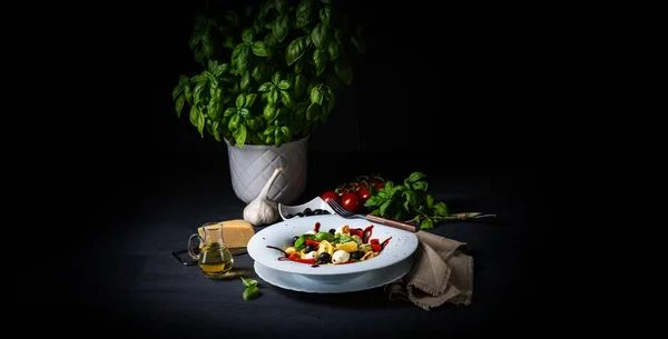 Salada Fresca Com Legumes Ervas Fundo Preto — Fotografia de Stock