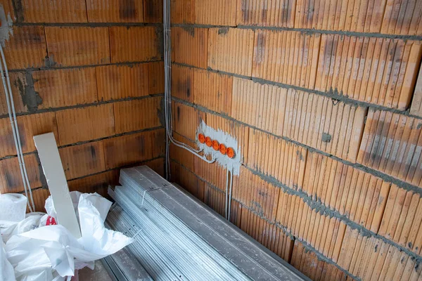 Una Pila Basura Plástico Blanco Azul Edificio —  Fotos de Stock