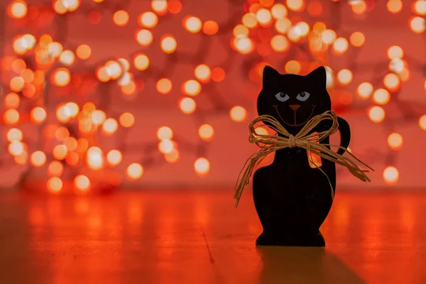 Gatto Nero Legno Con Arancione Bokeh Dietro Esso — Foto Stock