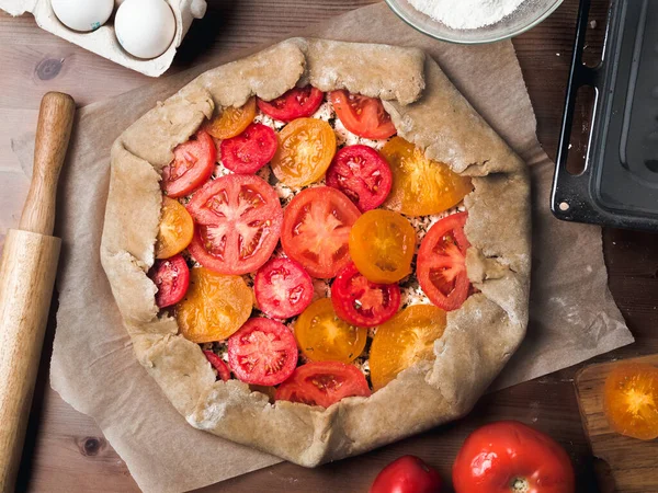 Torta Tomate Caseiro Cru Saboroso Galette Pronto Para Assar Torta — Fotografia de Stock