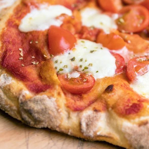 Pizza Com Queijo Tomate — Fotografia de Stock