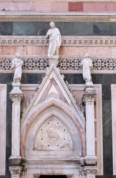 意大利佛罗伦萨圣母玛利亚大教堂 Cattedrale Santa Maria Del Fiore 侧墙上的传送门上的两位先知和救世主是Andrea Pisano的 — 图库照片