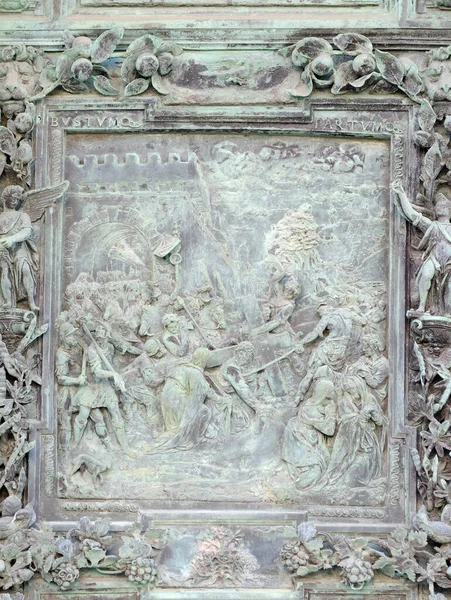 耶稣基督升到了加略山 雕塑作品来自于詹博洛尼亚的学校 与意大利比萨圣母座堂的右侧门板同在 — 图库照片