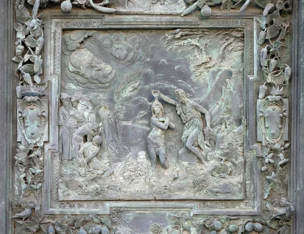 耶稣基督的洗礼 Jesus Christ Baptism 是詹博洛尼亚学校的雕塑作品 位于意大利比萨的圣母玛利亚主教座堂左门板上 — 图库照片