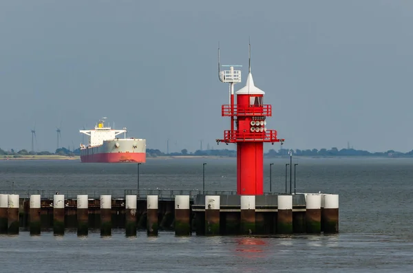 Rode Vuurtoren Mole Bij Brunsbuettel Sluis Met Vrachtschip Achtergrond Sleeswijk — Stockfoto