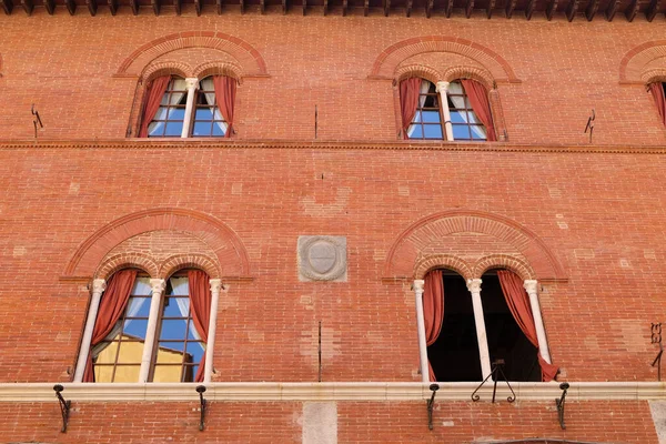 Ablakok Piros Téglafalban Pisában Olaszországban — Stock Fotó
