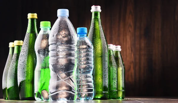 Bierflaschen Mit Grünen Blättern Auf Einem Holztisch — Stockfoto