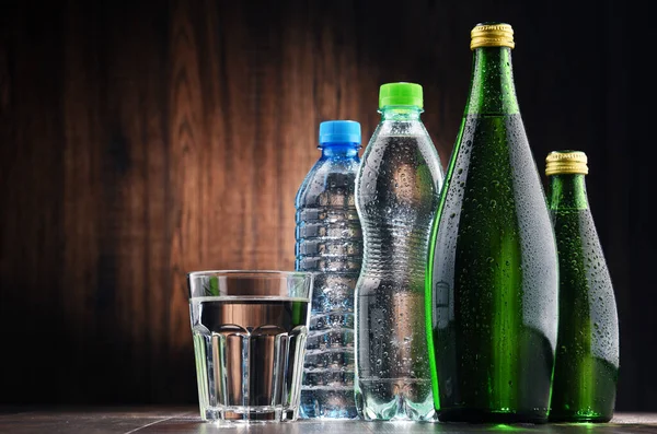 Zusammensetzung Mit Glas Und Mineralwasserflaschen — Stockfoto