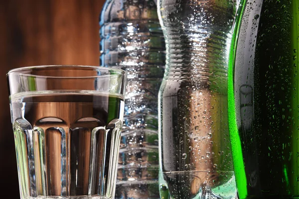 Sammansättning Med Glas Och Flaskor Mineralvatten — Stockfoto