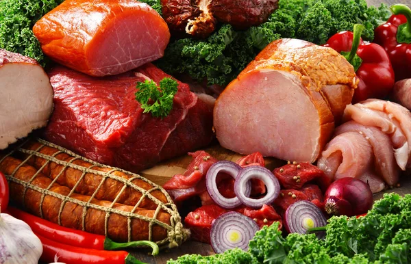 肉类产品的种类 包括火腿和香肠 — 图库照片