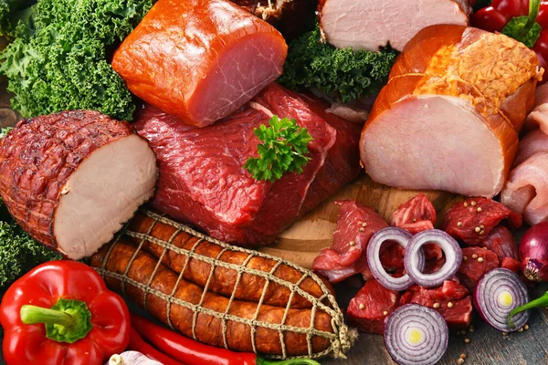 肉类产品的种类 包括火腿和香肠 — 图库照片