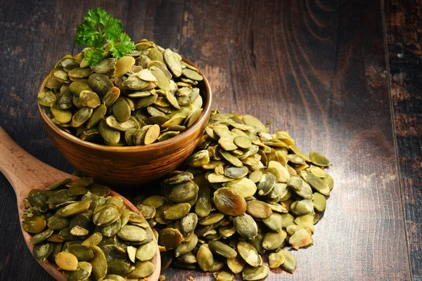 Samenstelling Met Kom Pompoenpitten Houten Tafel — Stockfoto