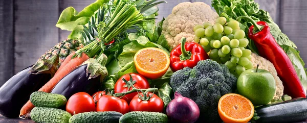 Frisches Gemüse Und Obst Auf Weißem Hintergrund — Stockfoto