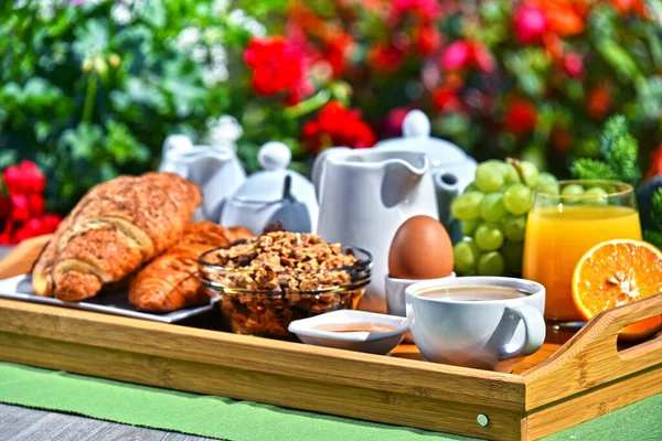 Colazione Servita Con Caffè Succo Arancia Croissant Cereali Frutta Giardino — Foto Stock