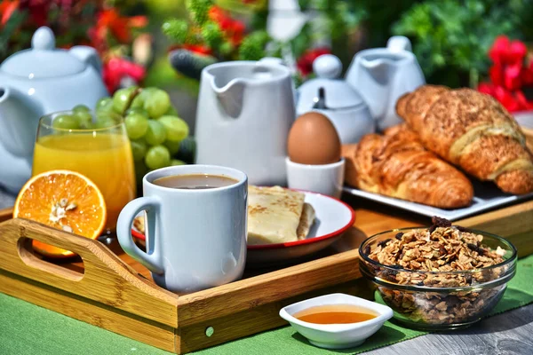 Café Manhã Servido Com Café Suco Laranja Croissants Cereais Frutas — Fotografia de Stock