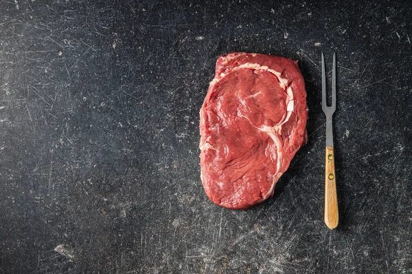 Siyah Mutfak Masasında Dilimlenmiş Çiğ Biftek Üst Görünüm — Stok fotoğraf