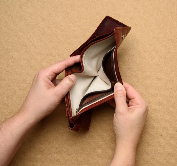 2人の女性の手は茶色の革を保持オープン空財布のための現金 トップビュー — ストック写真