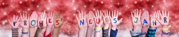 孩子们手握彩色德语单词 Frohes Neues Jahr 表示新年快乐 红色雪白的圣诞背景 雪片闪烁的灯光 — 图库照片
