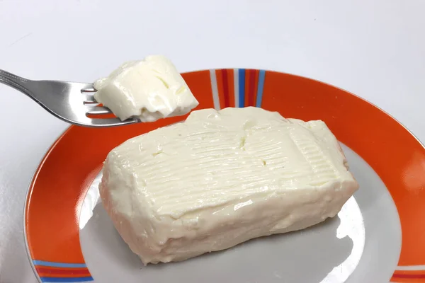 Prato Branco Com Queijo Tomate Uma Tábua Madeira — Fotografia de Stock