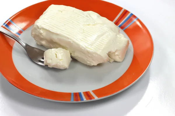 Prato Branco Com Queijo Saboroso Nata Azeda Uma Mesa Madeira — Fotografia de Stock