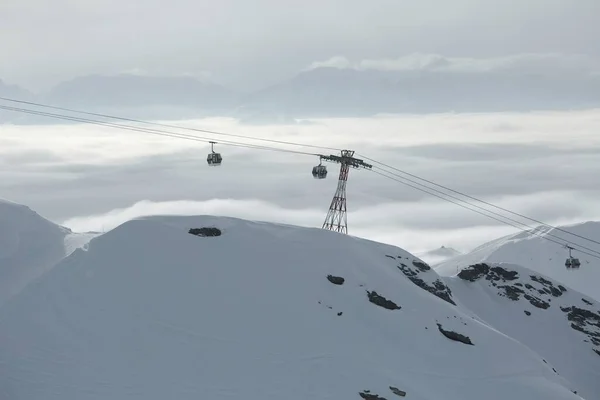 在法国阿尔卑斯山 Paradiski Plagne的云彩之上 滑雪舱高耸入云 — 图库照片